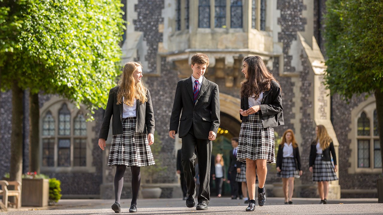 Brighton-College-pupils-walking-front-quad-.jpg